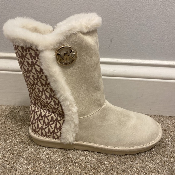 NWOT Michael Kors faux fur snow boots. Size 5. - Picture 5 of 14